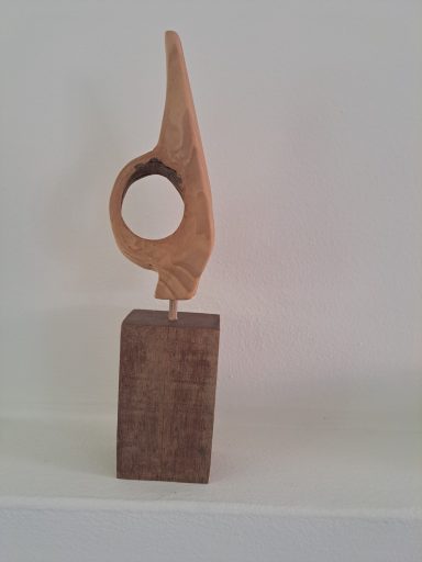 Oké 40 Euro Abstract houten sculptuur met een open cirkel en een vlakke basis.