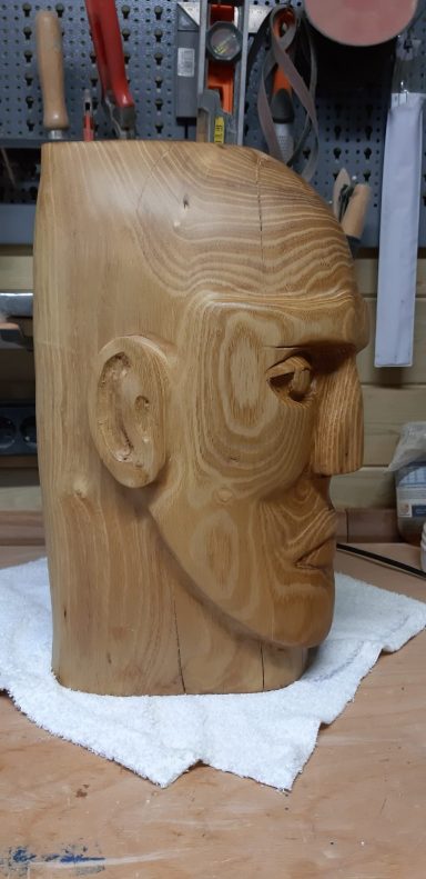 Hoofd VERKOCHT Houten sculptuur van een hoofd in profiel, met gedetailleerde gezichtskenmerken.