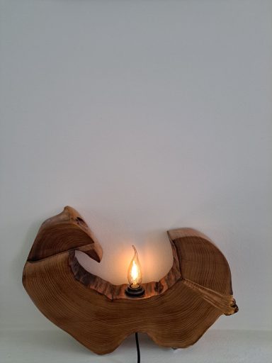 Lamp 65 Euro Houten decoratie in de vorm van een dier met een kaars in het midden.