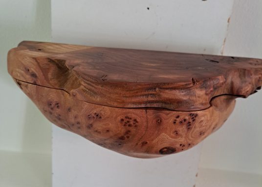 Bakje dicht 300 Euro Gevormde houten wandplank met een natuurlijke uitstraling en unieke patronen.