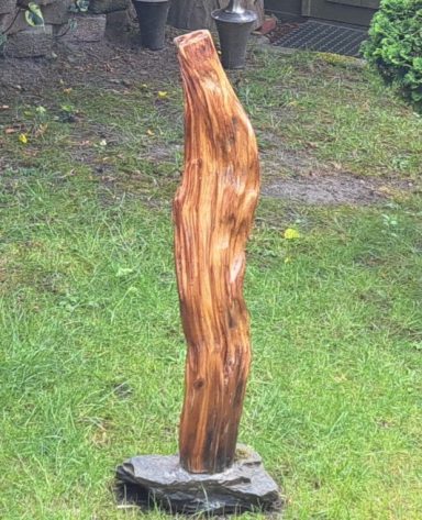 Fantasie 85 Euro Houten sculptuur in de tuin, met een golvende, natuurlijke vorm.