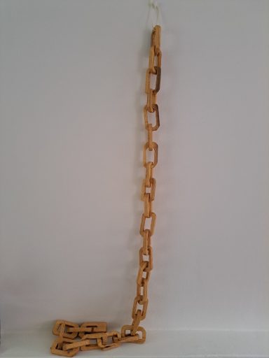 houten ketting 60 Euro Houten ketting met grote schakels, hangend aan een bevestiging.