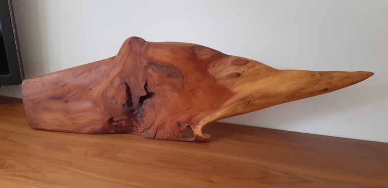 Olifant 55 Euro Houten sculptuur met een scherpe, uitgesproken snuit, natuurlijk gevormd en bruin.